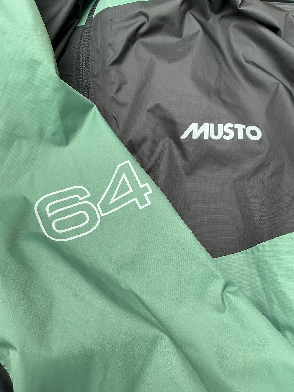 Musto Lightweight Waterproof Hooded Jacket Size Regular 2xl Green Black