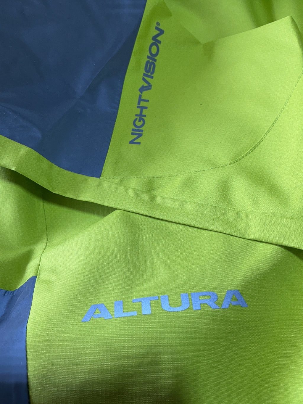 Altura Waterproof Breathable Windproof Reflective Jacket Size L Mens